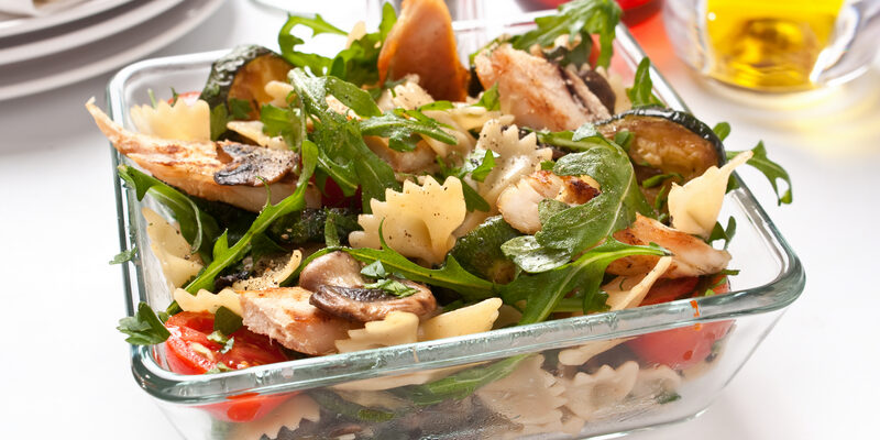 Pasta salade met kip en gegrilde courgette