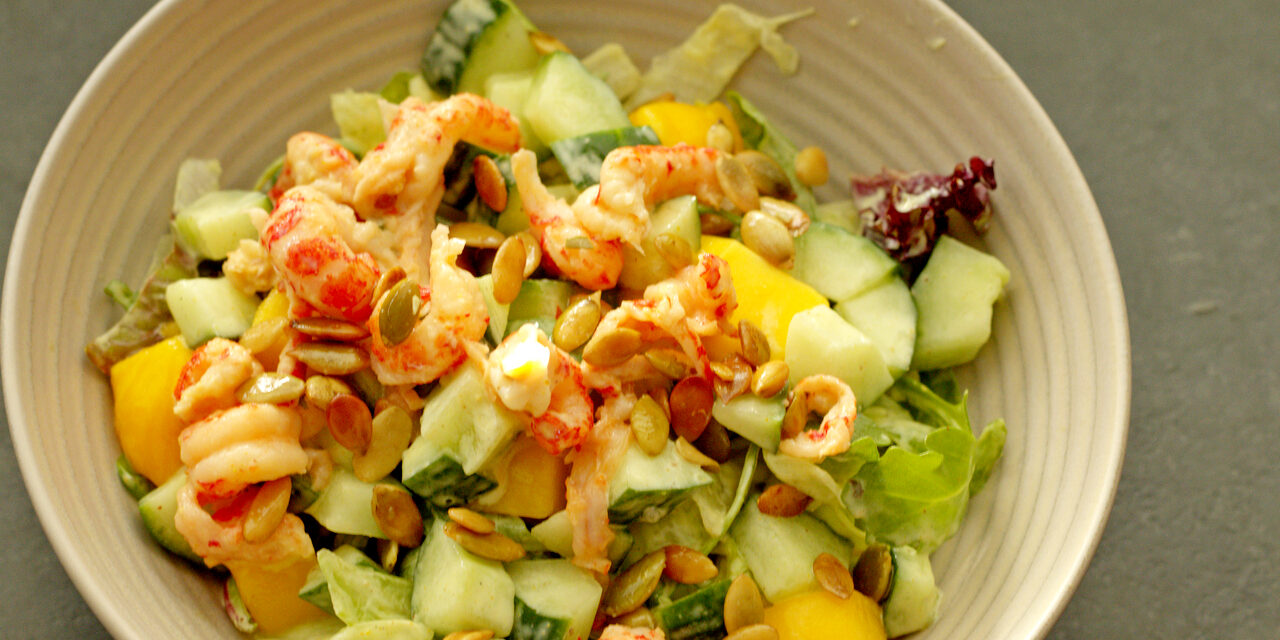 Salade met rivierkreeftjes en mango met vadouvan